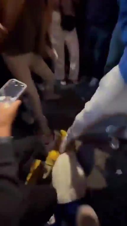 驚！尼克斯大勝步行者后，哈利伯頓遭主場(chǎng)球迷群毆