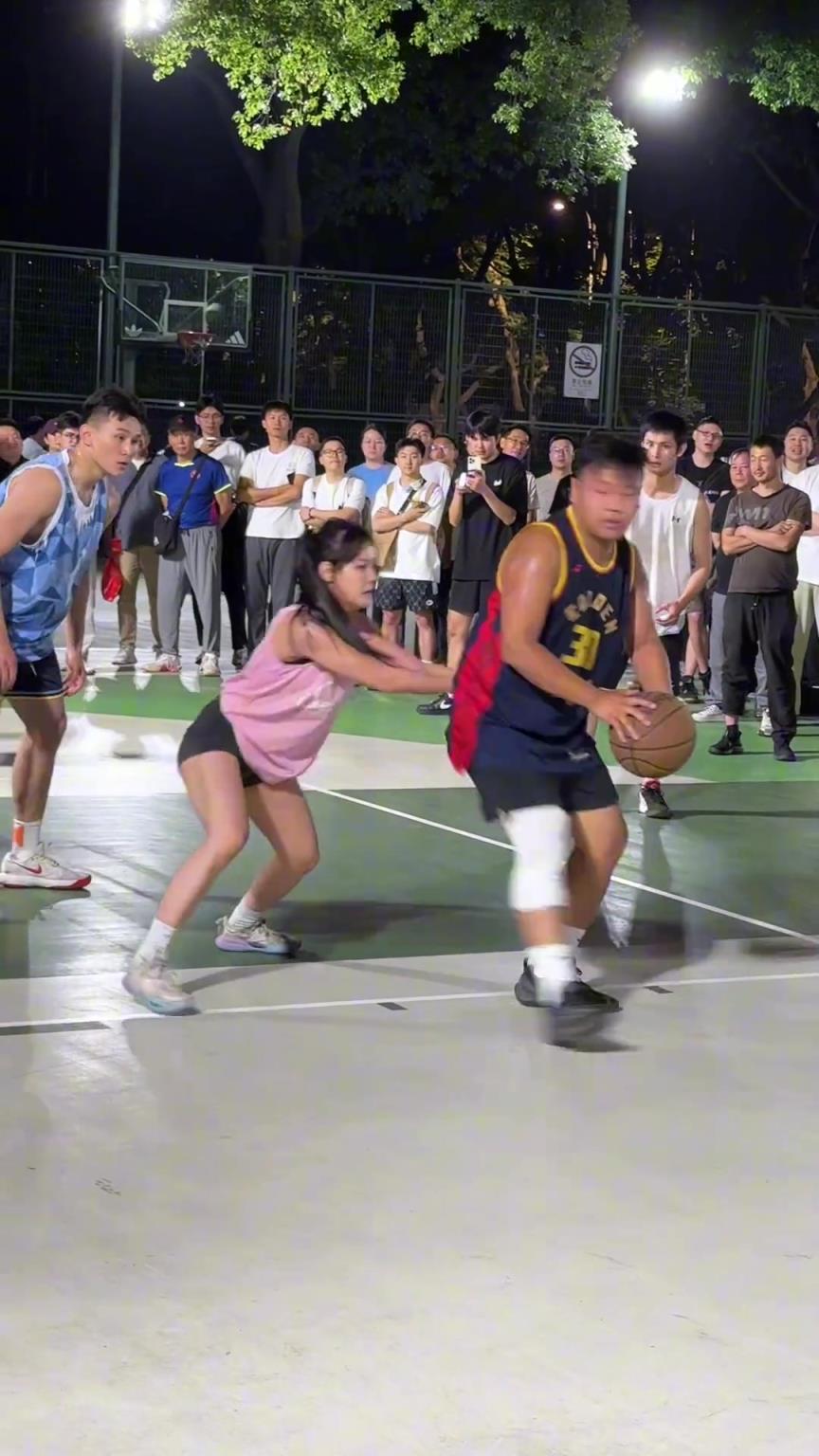 這哥們看見防自己的是女生，一個勁背打，球也不傳了